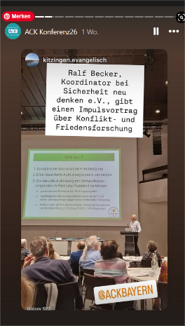 Ralf Becker, Koordinator bei 'Sicherheit neu denken e. V.', gibt einen Impulsvortrag über Konflikt- und Friedensforschung.