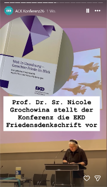Prof. Dr. Sr. Nicole Grochowina stellt der Konferenz die EKD-Friedensdenkschrift vor.